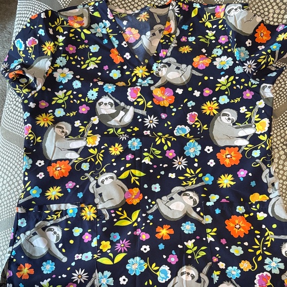 Colorful Patterned Scrub Tops - Picture 4 of 6